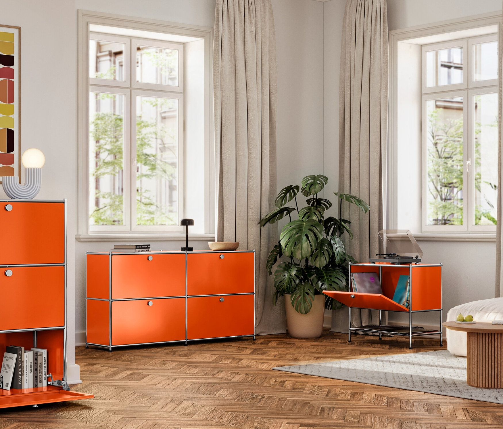 Wohnzimmer mit orangefarbenen Metallschränken »CN3« mit Klappfächern.