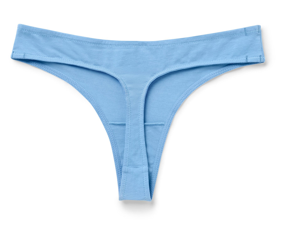 Ein hellblauer Tanga auf weißem Hintergrund.