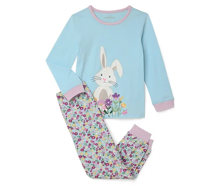 Blauer Pyjama mit Häschen und Blumenhose.