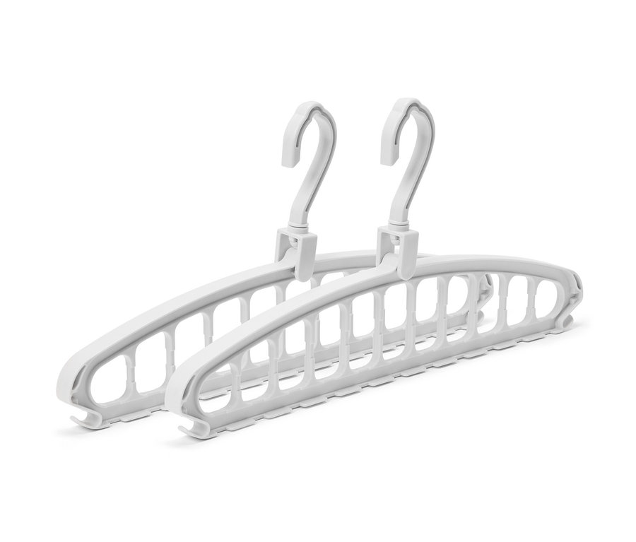 Zwei weiße Multifunktions-Kleiderbügel.