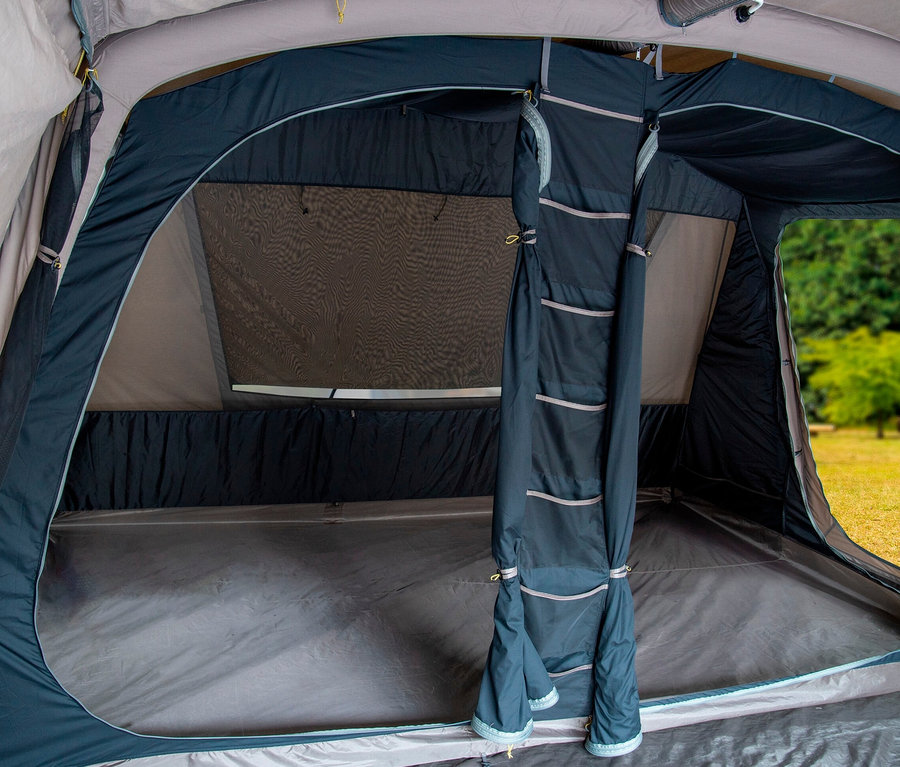 Innenansicht eines Tambu 4-Personen-Zeltes mit offenem Eingang und Aufbewahrungstaschen.