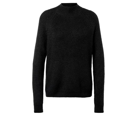 Detailansicht eines schwarzen Strickpullovers mit Rollkragen.