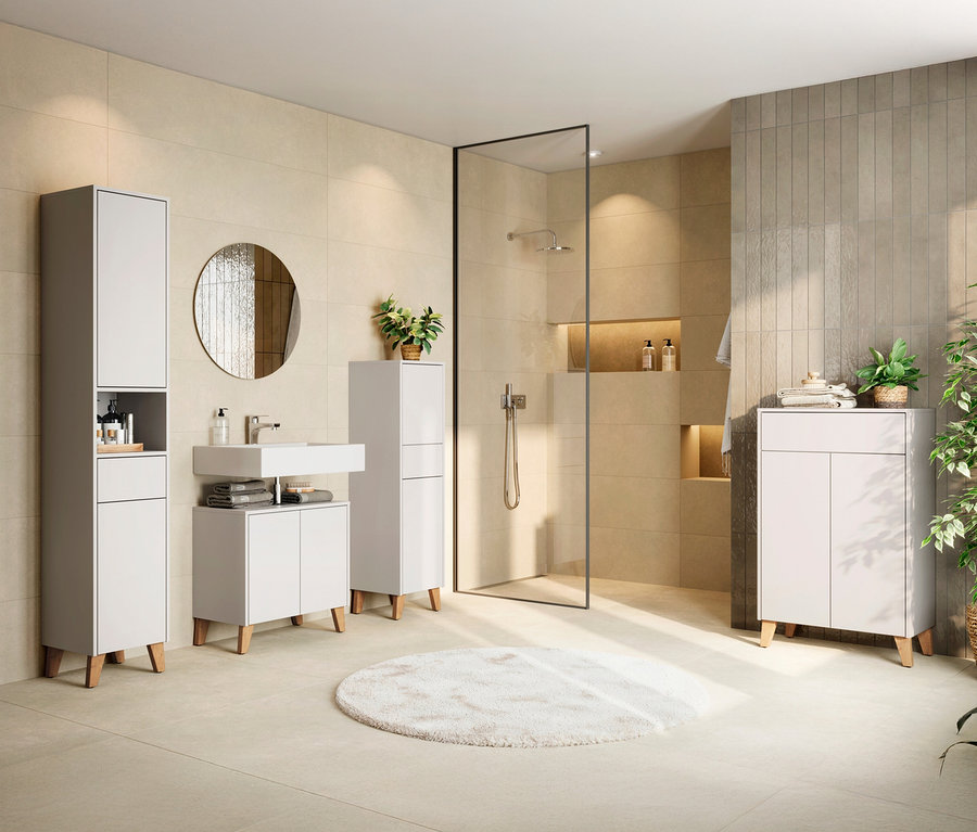 Badezimmer mit weißen Möbeln, darunter ein Waschbeckenunterschrank, ein Hochschrank und ein weiterer Schrank, sowie eine Dusche mit Glastrennwand.