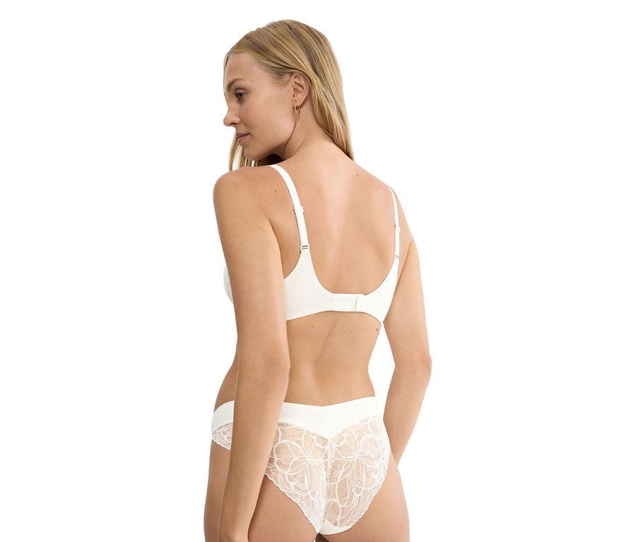 Frau von hinten, trägt weißen BH und Spitzenunterhose.
