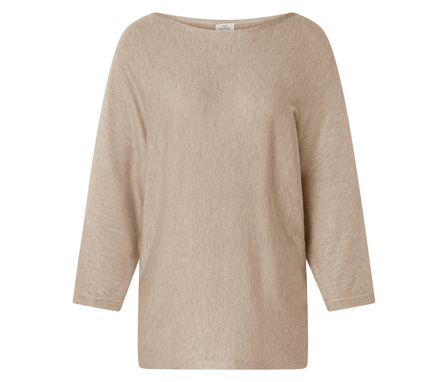 Ein beigefarbener Pullover mit U-Boot-Ausschnitt und Dreiviertelärmeln.