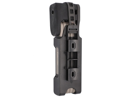 Ein zusammengeklapptes Fischer Faltschloss Plus FK90/8 in einer Halterung vor einem weißen Hintergrund.