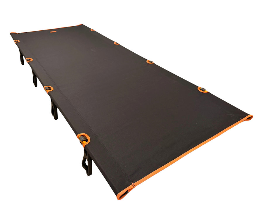 Die Tambu Camping-Liege »BATIKA« in Schwarz mit orangefarbenen Akzenten ist auf einem weißen Hintergrund aufgebaut.