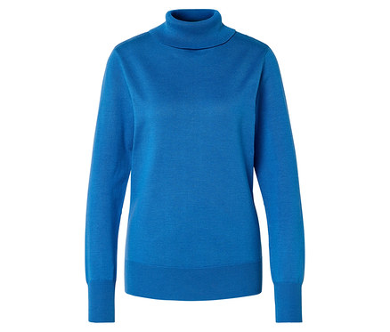 Blauer Rollkragenpullover mit langen Ärmeln, auf weißem Hintergrund liegend.
