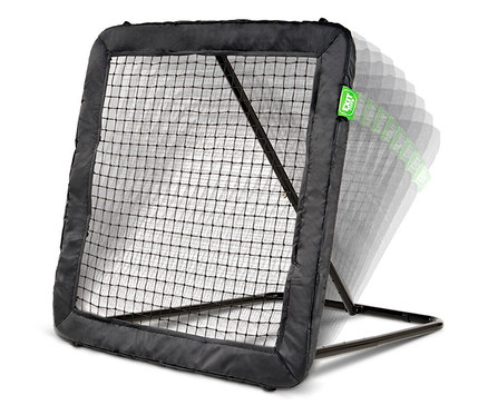 Ein schwarzes, rechteckiges Ballfangnetz mit einem grünen Logo an der Seite steht vor einem weißen Hintergrund.