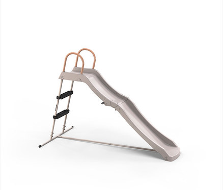 Eine graue Kinderrutsche mit einer Leiter mit schwarzen Stufen und einem hellbraunen Griff steht auf einem weißen Hintergrund.