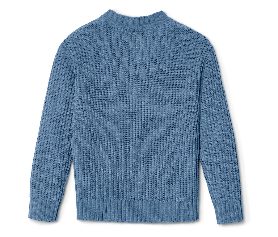 Blauer Strickpullover liegt auf einem weißen Hintergrund.