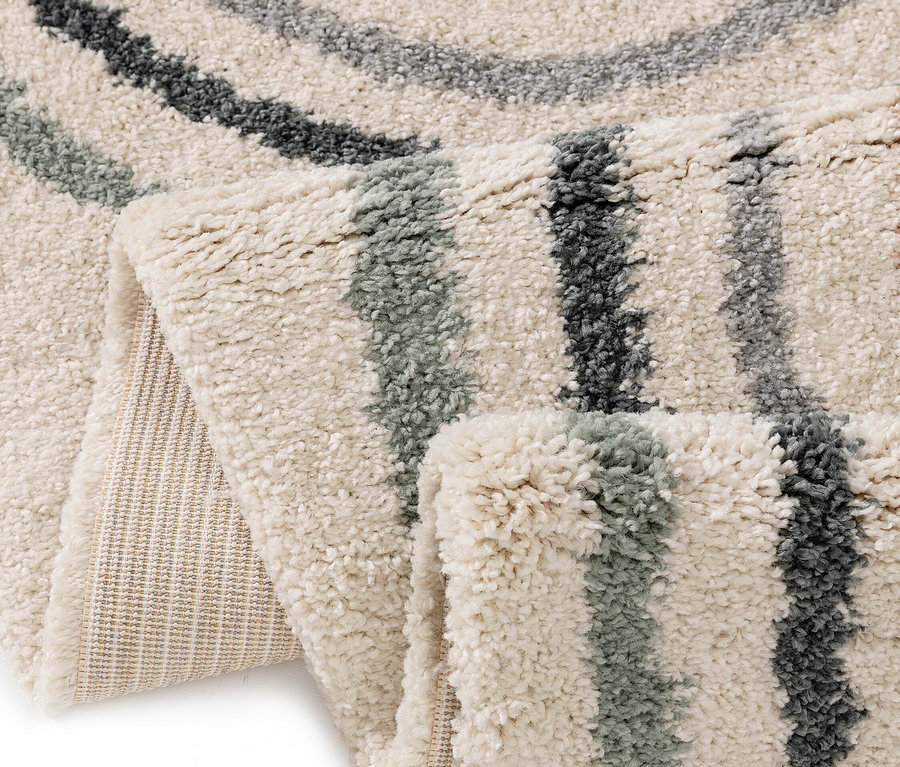 Nahaufnahme eines cremefarbenen Teppichs mit grauen und grünen Streifen.