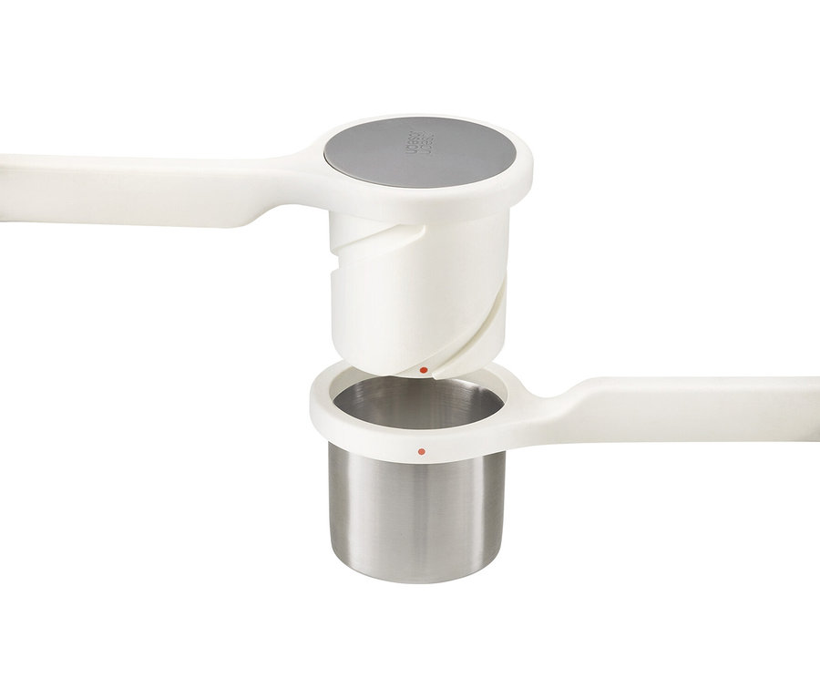 Ein weißer Küchenhobel aus Edelstahl wird gezeigt.