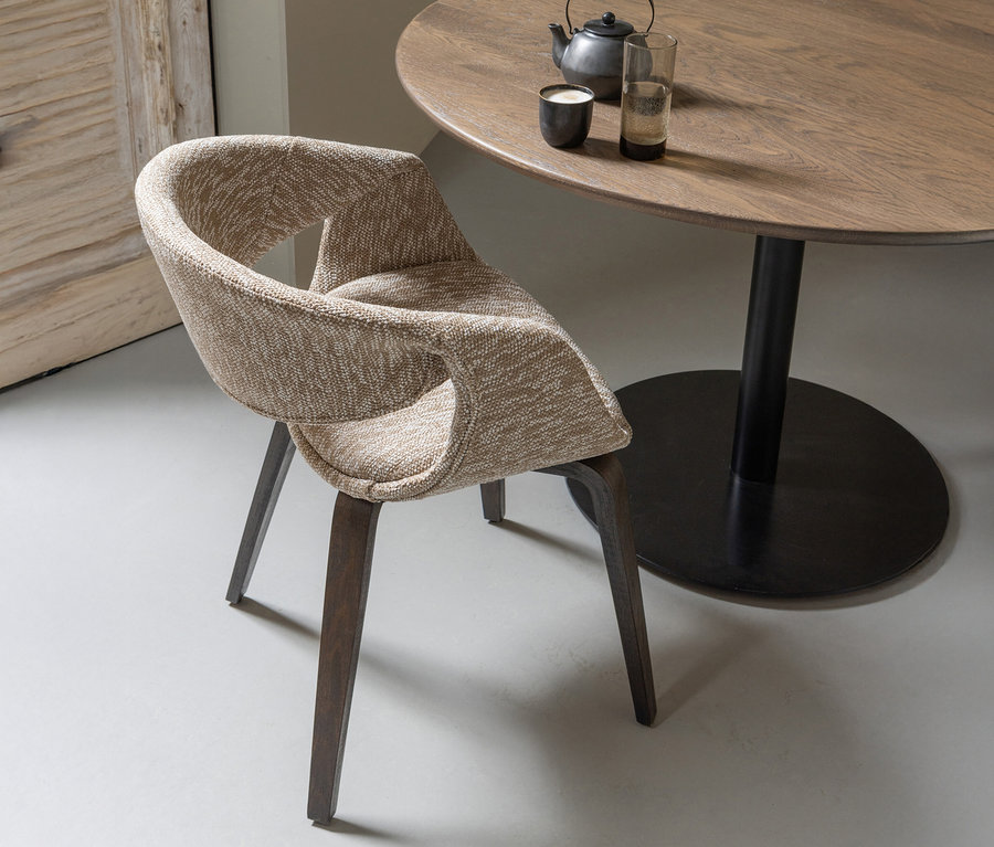 Sandfarbener WOOOD Esszimmerstuhl »Yossi« mit Holzfuß aus einem 2er-Set steht an einem Holztisch mit Teekanne und Glas.