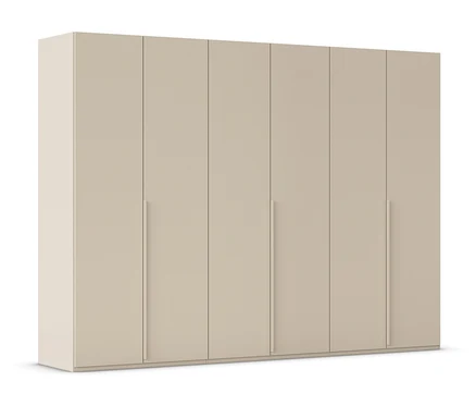 Beiger Kleiderschrank mit sechs Türen und langen, schmalen Griffen.