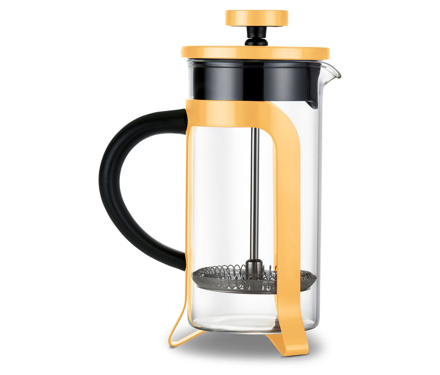 Eine Kaffeepresse aus Glas mit gelbem Rahmen und schwarzem Griff steht vor einem weißen Hintergrund.