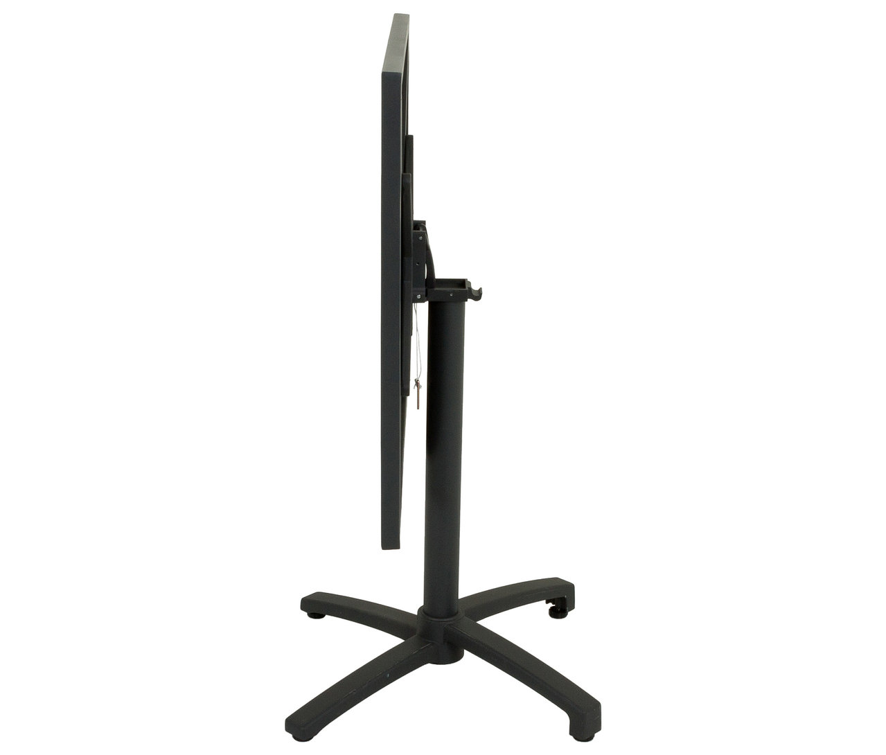 Ein schwarzer Klapptisch steht zusammengeklappt auf einem weißen Hintergrund.