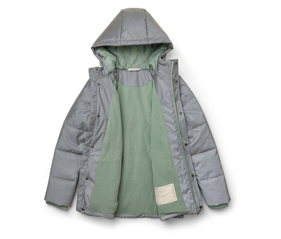 Geöffnete, graue Pufferjacke mit Kapuze und hellgrünem Fleecefutter liegt auf einem weißen Hintergrund.