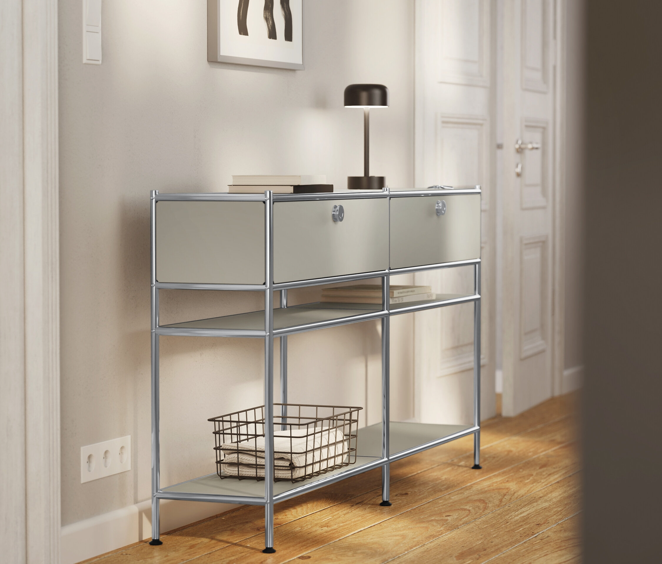 Regal mit zwei Schubladen und Lampe im Flur.