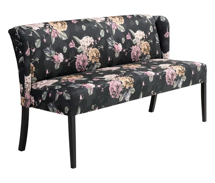 Ein blumengemustertes Sofa mit dunklen Holzbeinen steht auf einem weißen Untergrund.
