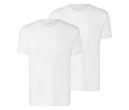 Zwei weiße T-Shirts liegen übereinander.