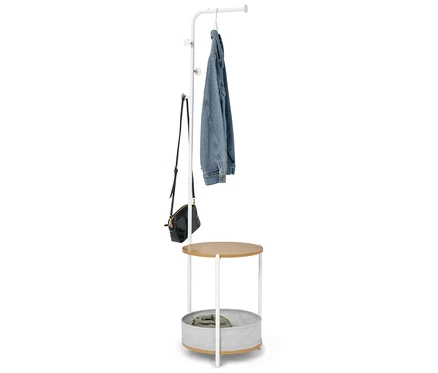 Ein Gaderobenständer mit einer Jeansjacke, einer Handtasche und einem Ablagekorb ist zu sehen.