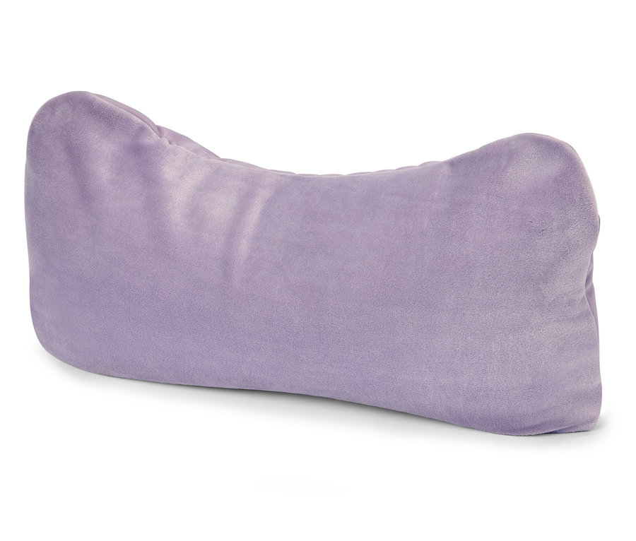 Ein lila, knochenförmiges Kissen liegt auf einer weißen Oberfläche.