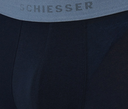 Dunkelblauer SCHIESSER Slipboxer mit grauem Bund und Markenlogo.