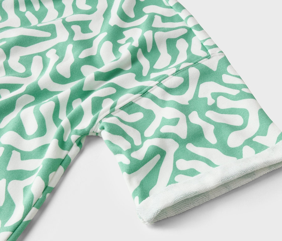 Nahaufnahme eines Kleidungsstücks mit grün-weißem Muster.