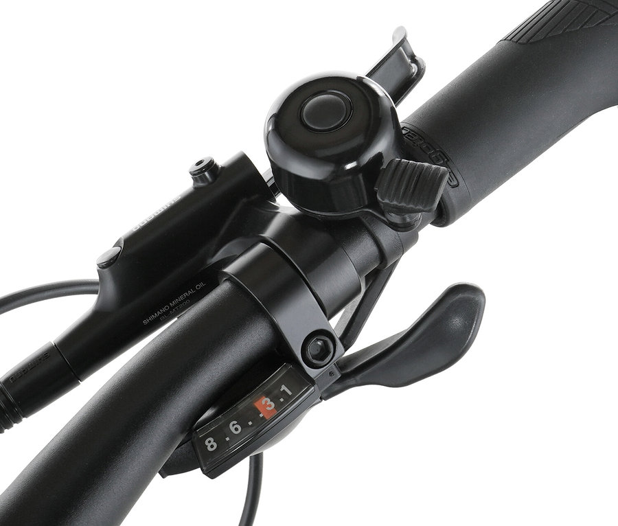 Nahaufnahme des Lenkers eines Fischer Viator 2.1 Fahrrads (55 cm und 45 cm) mit Klingel, Griff und Schalthebel.