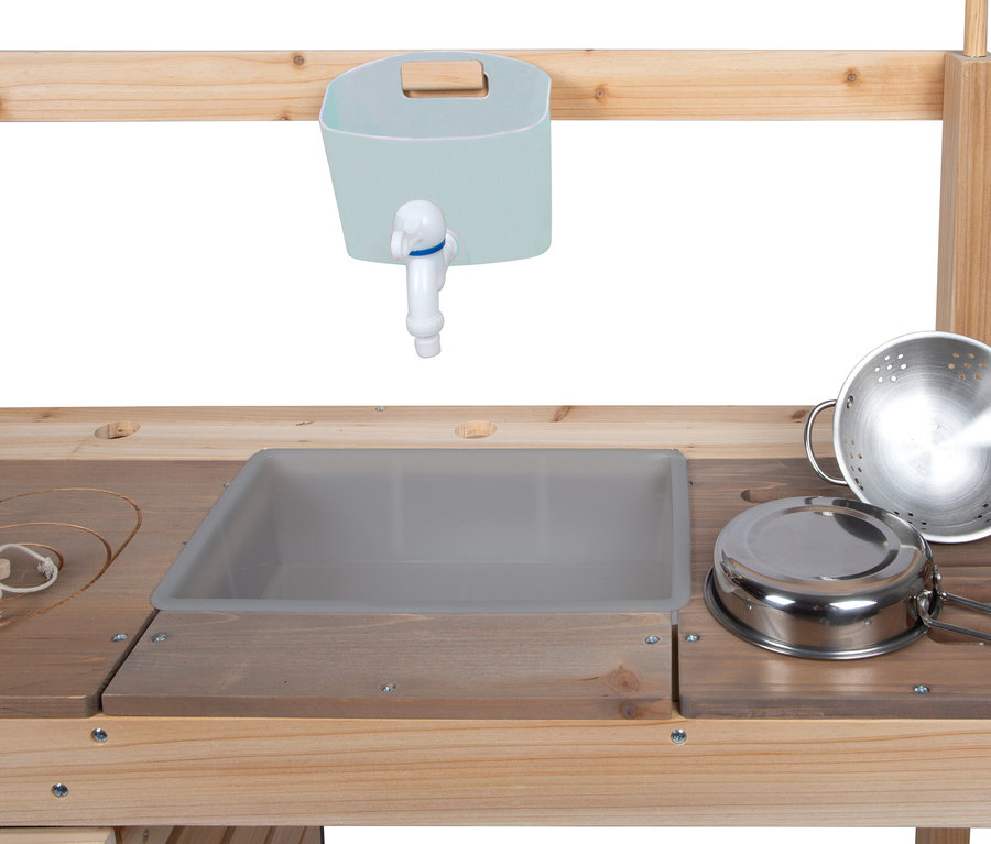 Nahaufnahme der small foot Matschküche und Kaufladen mit Spüle, Wasserhahn und Spielzeuggeschirr.