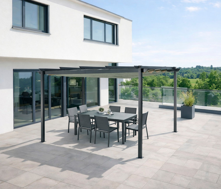 Auf einer Terrasse steht eine Leco Pergola, ca. 4 x 3 m, mit Tisch und Stühlen vor einem modernen Haus.