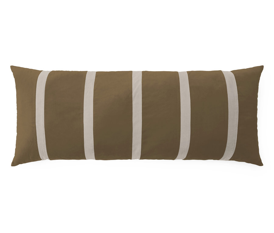 Ein langes, braunes Kissen mit cremefarbenen Streifen.