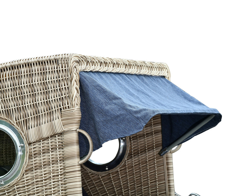 Detailansicht eines Strandkorbs mit blauem Stoffverdeck und geflochtenem Korb.