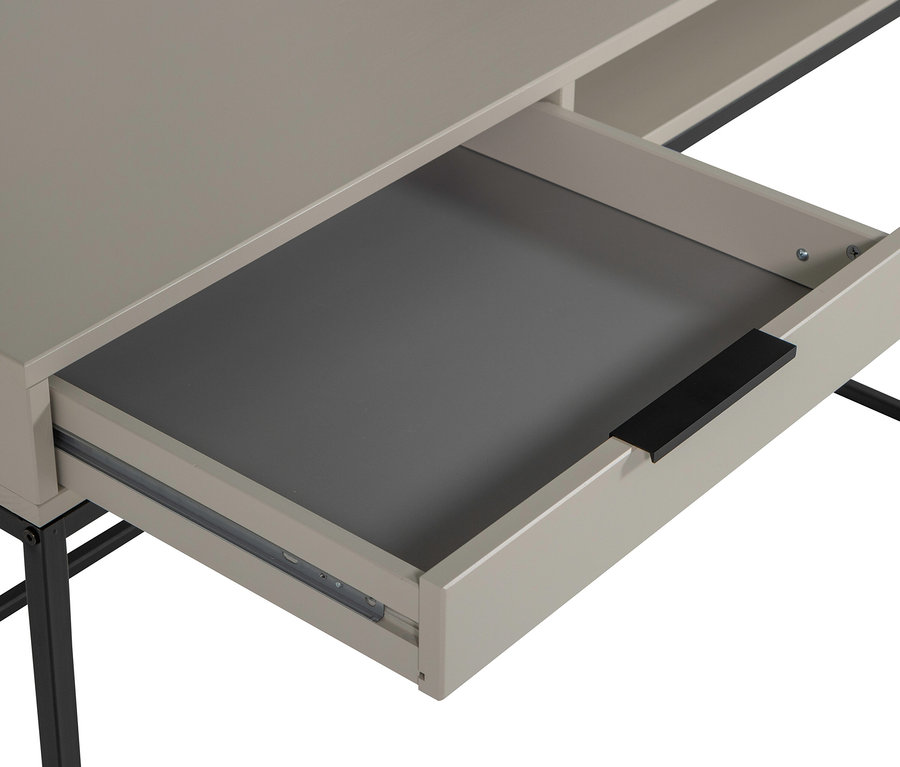 Detailansicht eines Schreibtisches mit einer offenen Schublade. Die Schublade ist hellgrau mit einem dunklen Einsatz und einem schwarzen Griff.