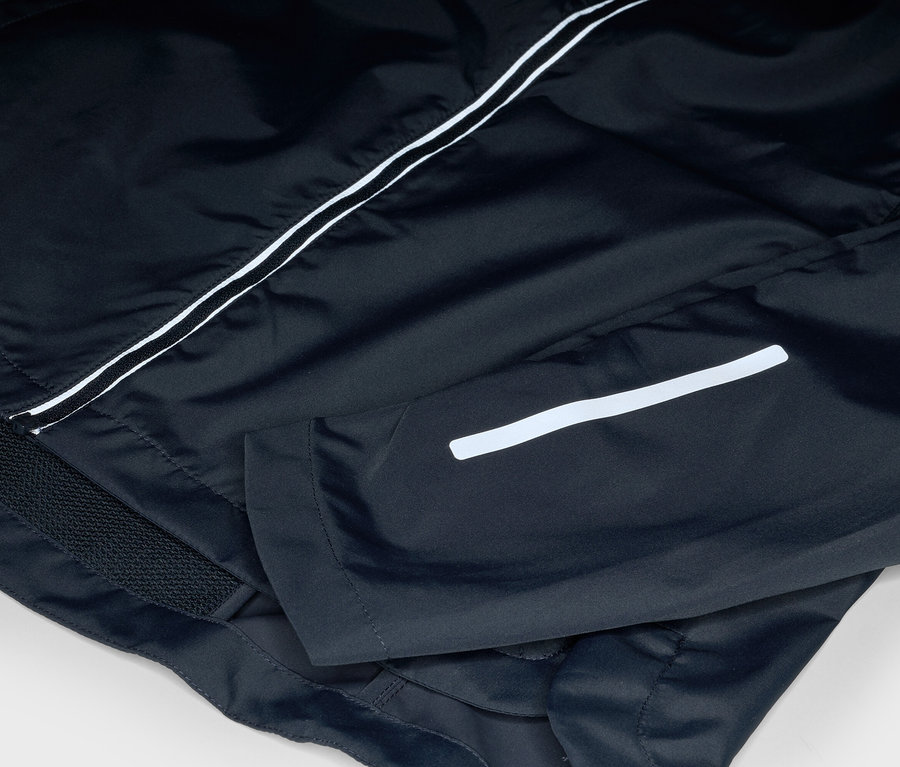 Nahaufnahme einer schwarzen Jacke mit weißen Streifen.