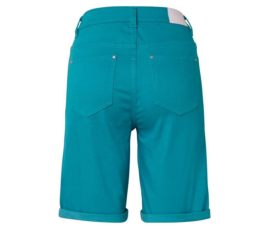 Rückansicht von türkisfarbenen Shorts mit hochgekrempeltem Saum.