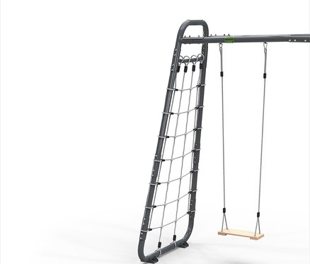 Graues Klettergerüst mit Netz und einer einzelnen Holzschaukel.