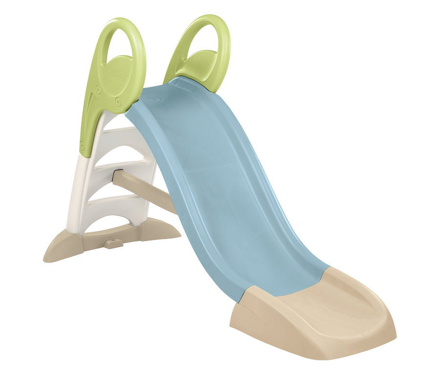 Eine hellblaue Kinderrutsche mit hellgrünen Griffen und beigen Stufen steht auf einem weißen Hintergrund.