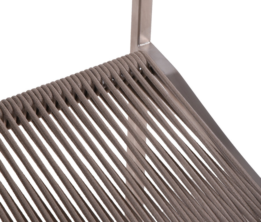Detailansicht eines Stuhls mit silberfarbenem Metallrahmen und Sitzfläche aus beigen Seilen.