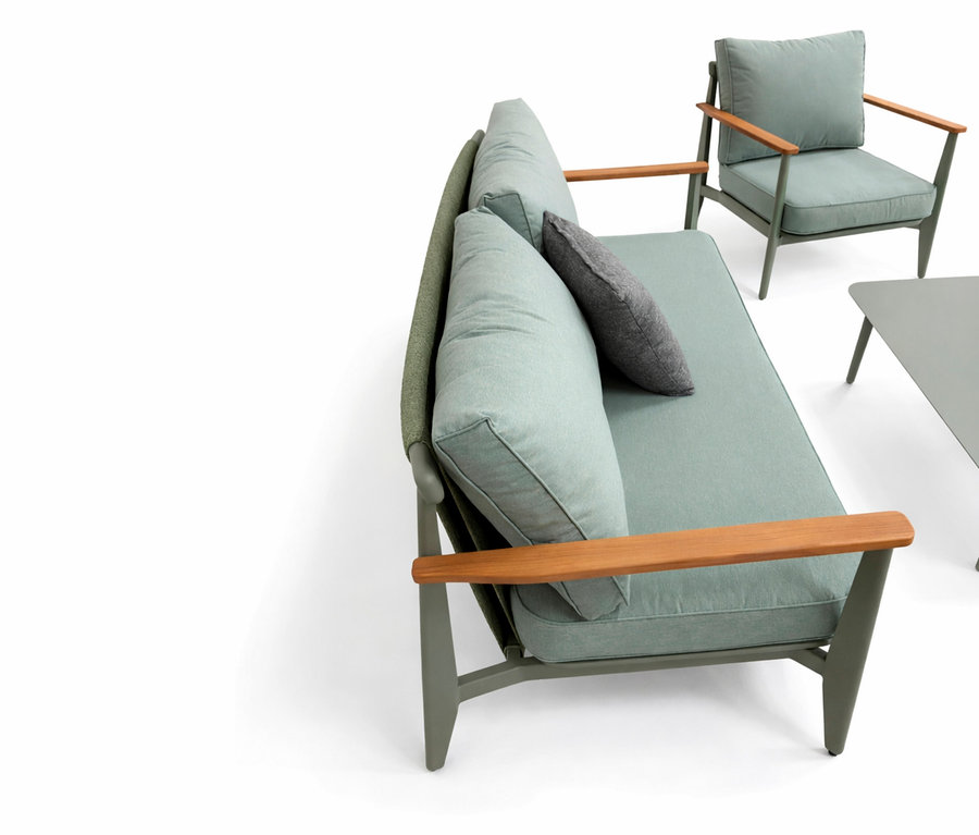 Nahaufnahme des Leco Lounge-Sets inkl. Tisch, bestehend aus Sofa, Sessel und Tisch in Grün und Holzoptik.