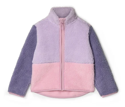 Eine Fleecejacke in Lila und Rosa ist mit einem Reißverschluss geschlossen.