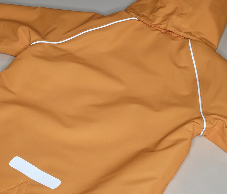 Nahaufnahme einer orangefarbenen Regenjacke mit Kapuze und weißen Reflektoren.