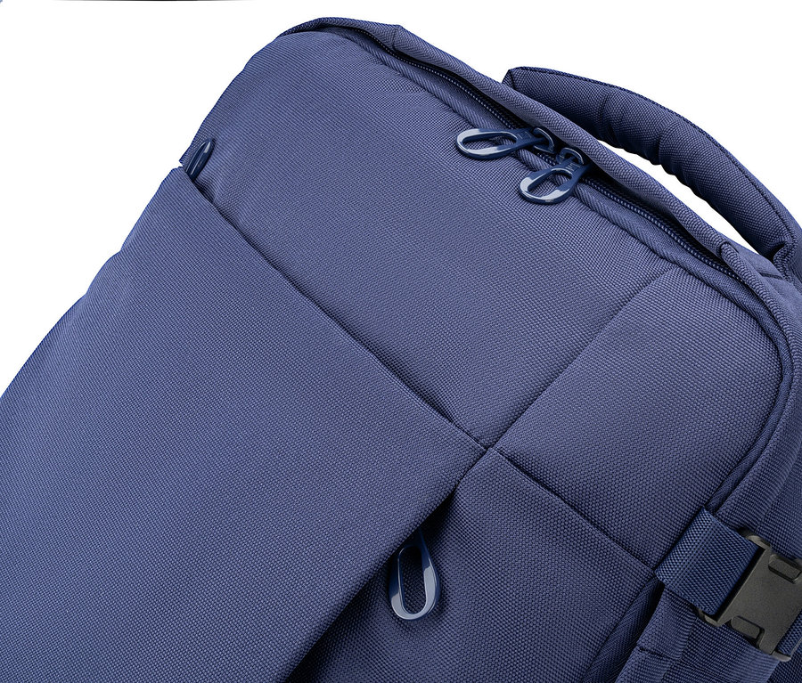 Nahaufnahme des marineblauen Tucano TUGO Kabinenrucksacks mit Laptopfach, Details wie Reißverschlüsse und Tragegriff sind sichtbar.