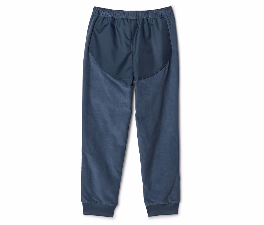 Dunkelblaue Hose mit elastischem Bund und Bündchen an den Knöcheln, von hinten fotografiert.