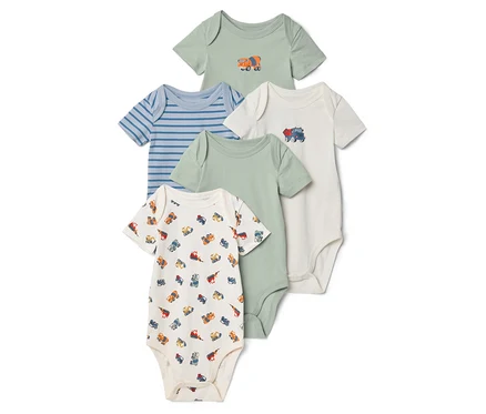 Fünf kurzärmelige Babybodys liegen übereinander. Die Bodys sind hellgrün, blau gestreift, weiß mit Baufahrzeugmuster und weiß mit Baufahrzeug-Applikation.