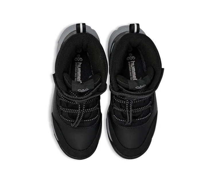 Ein Paar schwarze hummel® Schneestiefel Snow Boot Tex, von oben gesehen. Sie haben graue Sohlen, schwarze Schnürsenkel und weiße Streifen am hinteren Schaft.