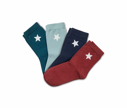 Vier Paar Socken mit Stern in Grün-, Blau- und Rottönen.