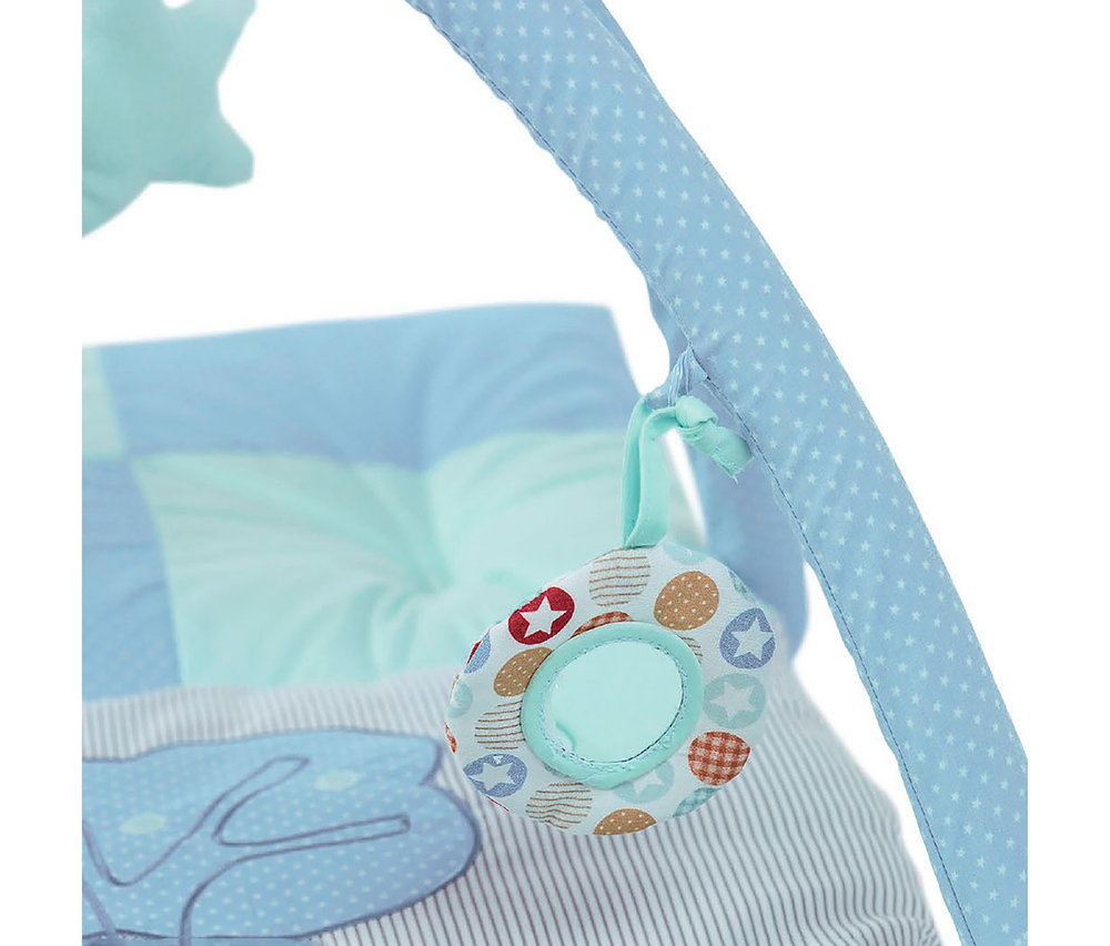 Baby-Spielmatte mit blauem Bogen mit weißen Sternen. Ein rundes, bunt gemustertes Spielzeug mit Spiegel hängt herab. Gestreifte Unterlage.