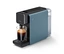 Eine "Qbo ONE" Kapselmaschine in Misty Blue und Schwarz mit einer Tasse Espresso auf der Abtropfschale.